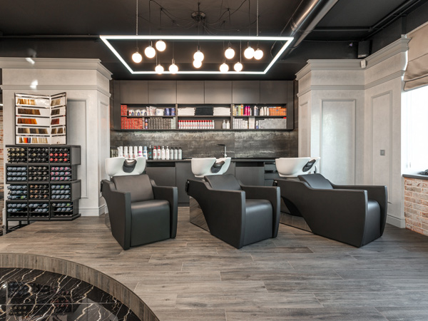 Parrucchiere e barber shop moderno con postazioni lavaggio