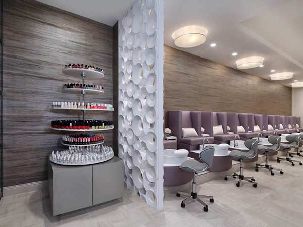 Salone di bellezza e centro estetico moderno con postazioni per manicure e pedicure